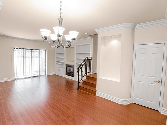 4th image of 12745 Moorpark St #111