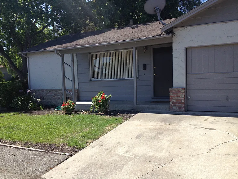 514 Piazza Dr — Photo 12