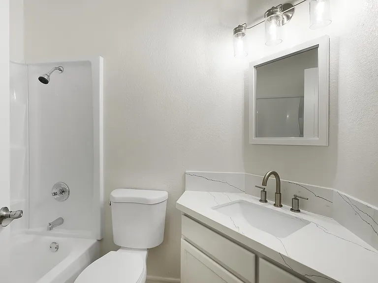 Bel Mondo Condos — Photo 30