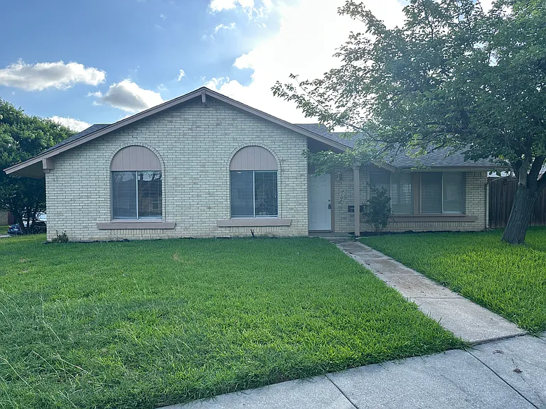 2109 Cedarcrest Dr — Photo 2