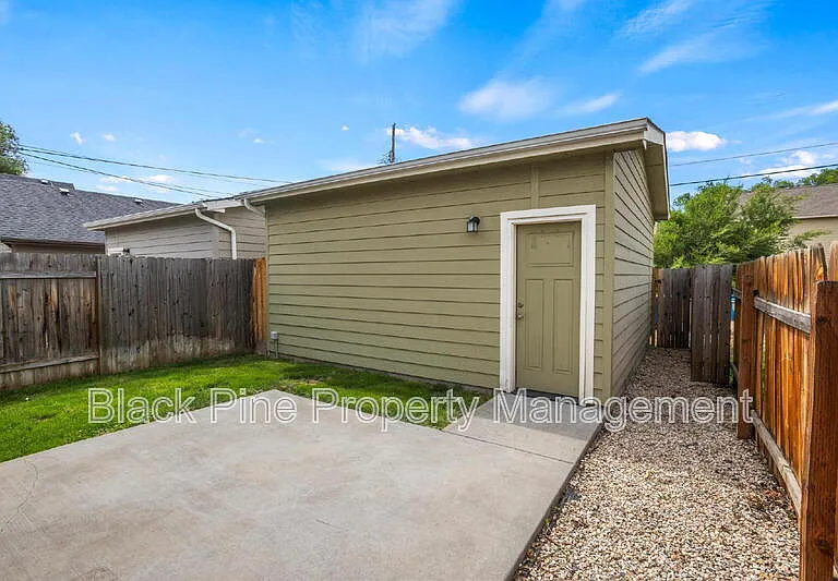 909 N 31st St — Photo 36
