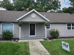 212 Luella Ave, Godfrey, IL 62035