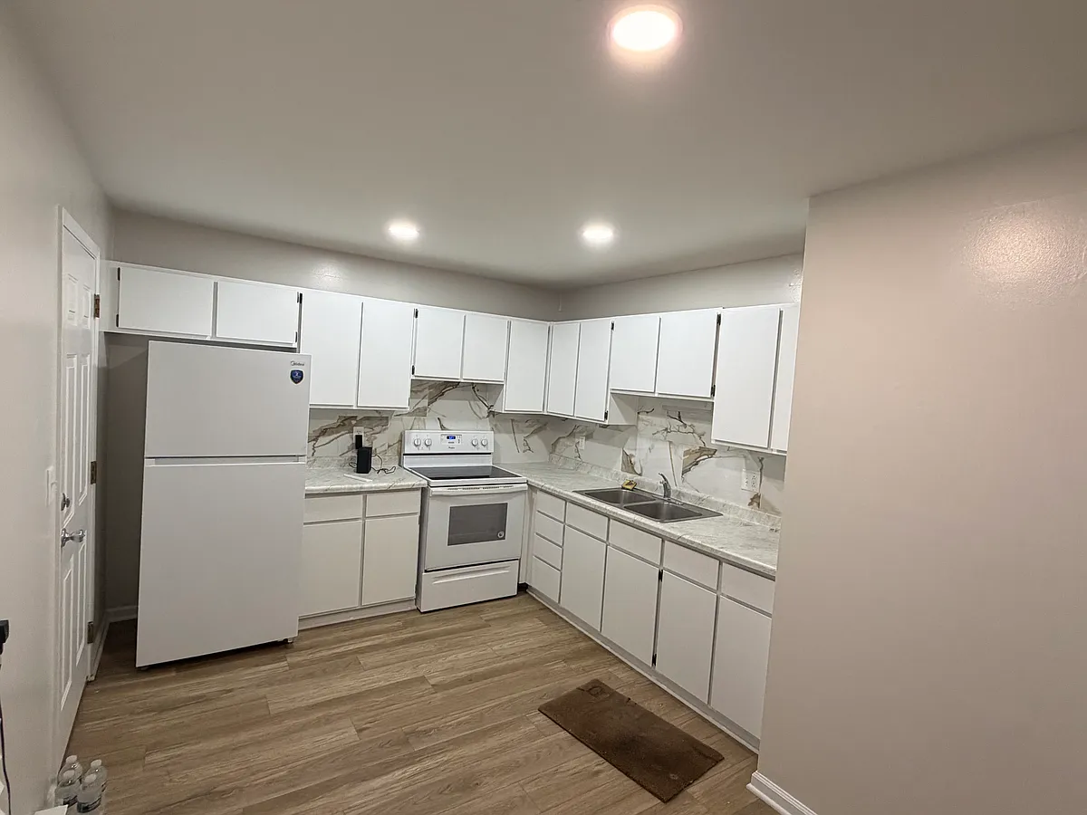 Building Photo - 2345 E Maple St #2353