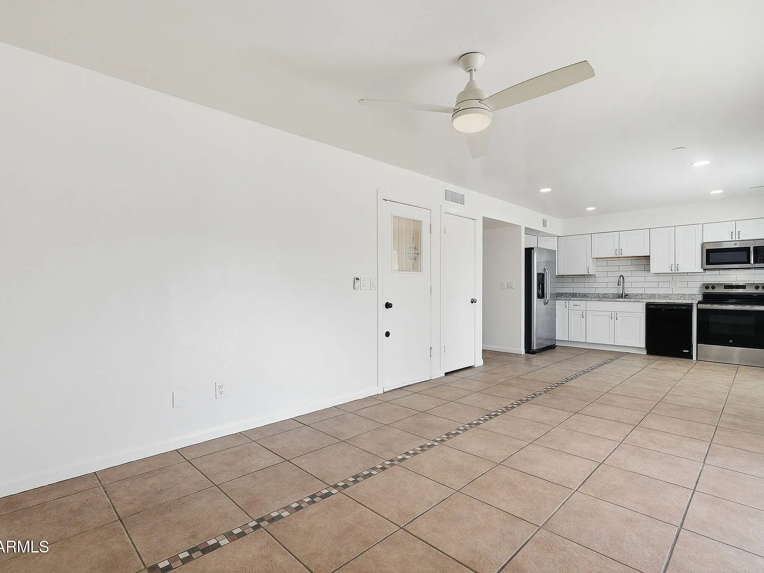 3 bed, 1176 sqft, $2,100 — Photo 2