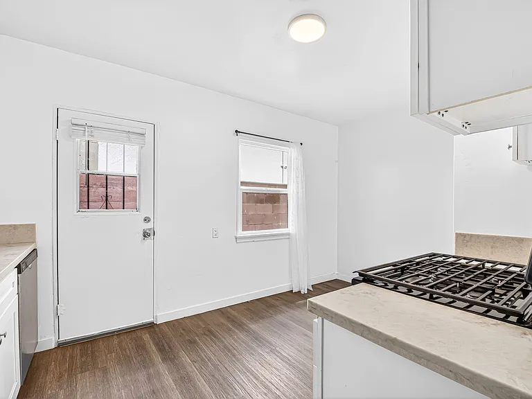 636 Linden Ave — Photo 7