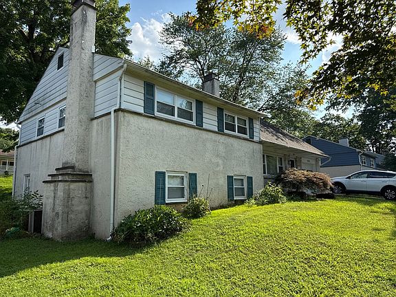 3rd image of 582 Charles Dr