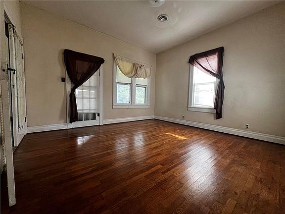 5th image of 111 W Park St