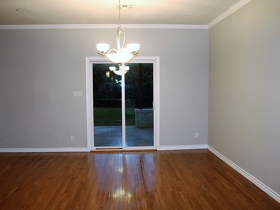3rd image of 605 Persimmon Ct
