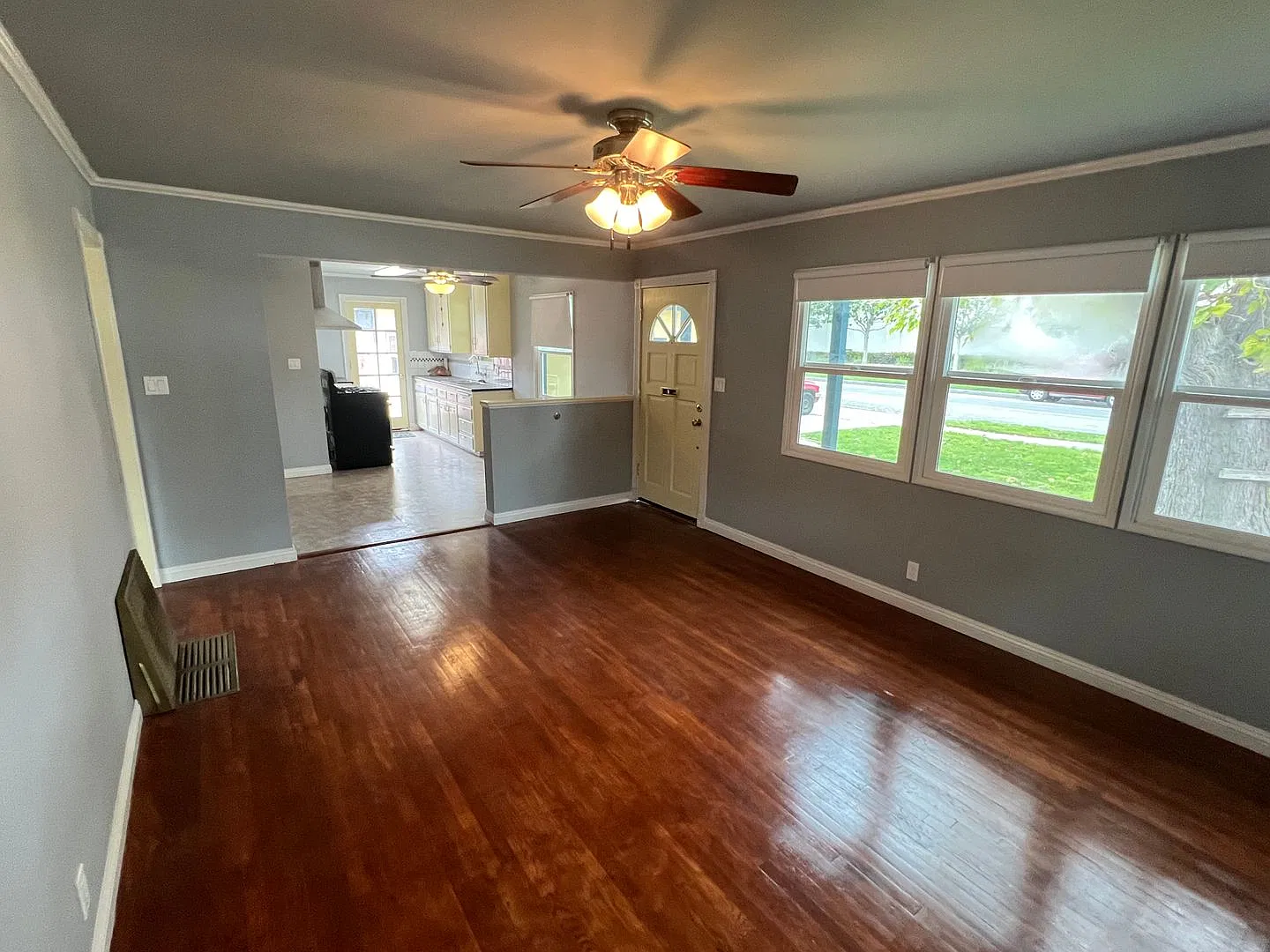 Adorable 3 Bed, 1 Bathroom Single Family Home in Orange — Photo 3