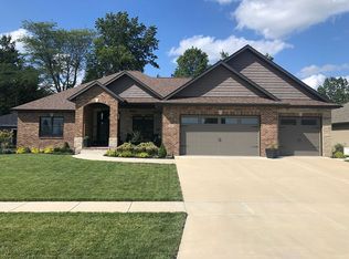 1901 Forest Gln, Chatham, IL 62629