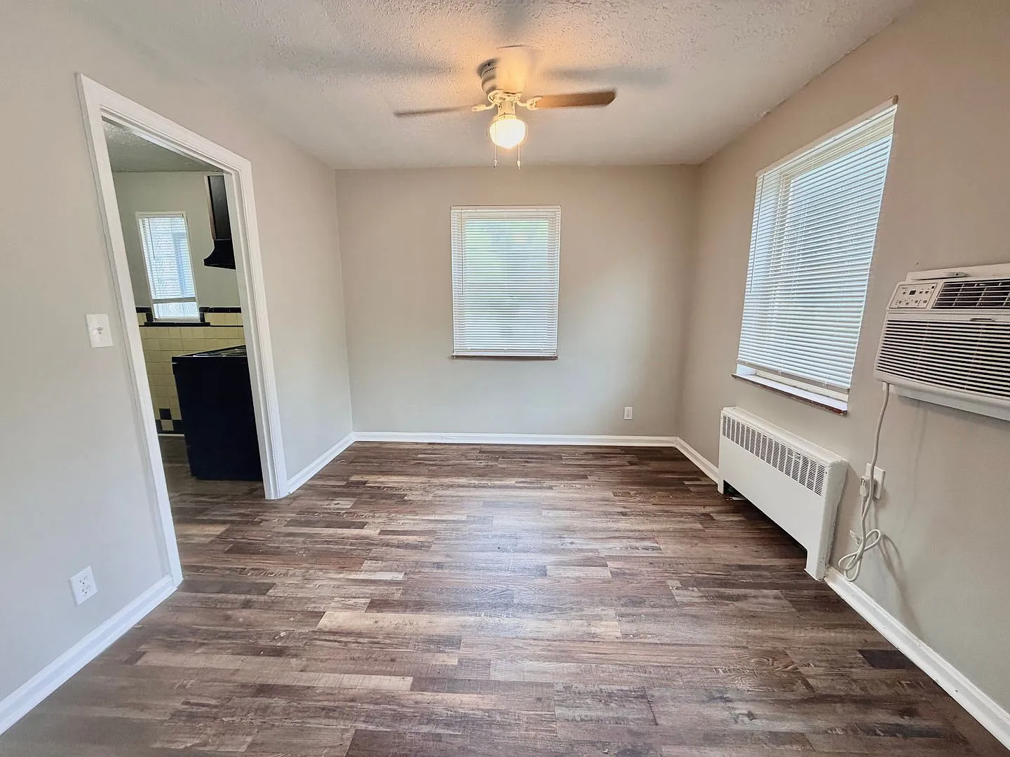 2 bed, 1.0 bath, $1,095 — Photo 2