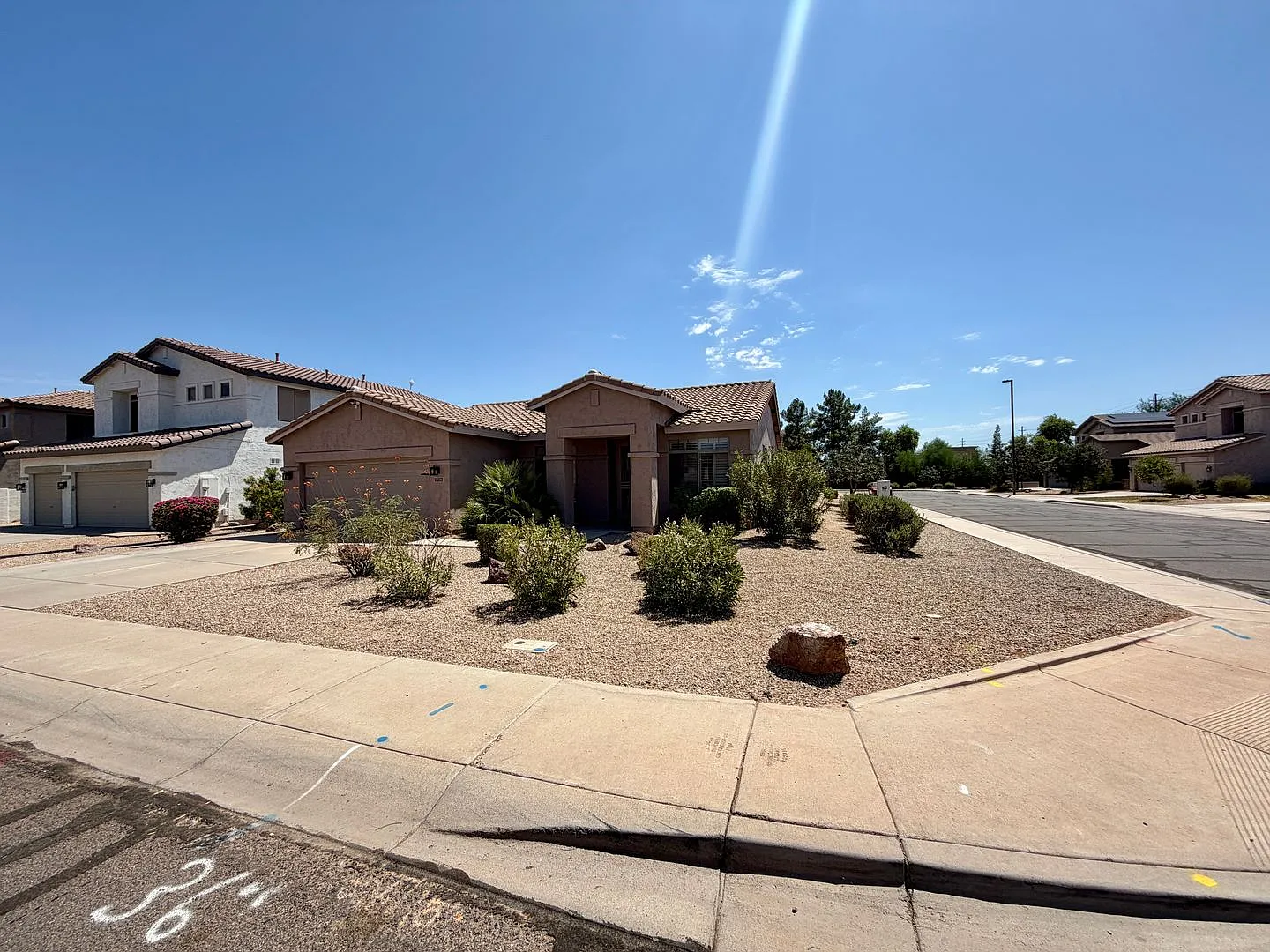 This stunning single-level home offers 3 bedrooms 2 bathrooms, a sparkling pool with mature manic... — Photo 1