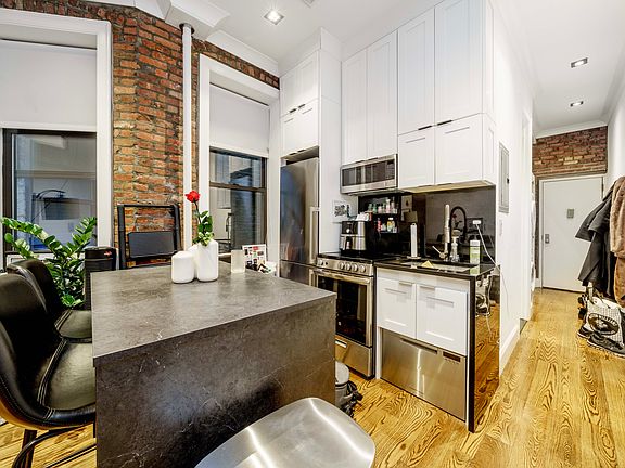 3rd image of 37 King St APT 2C