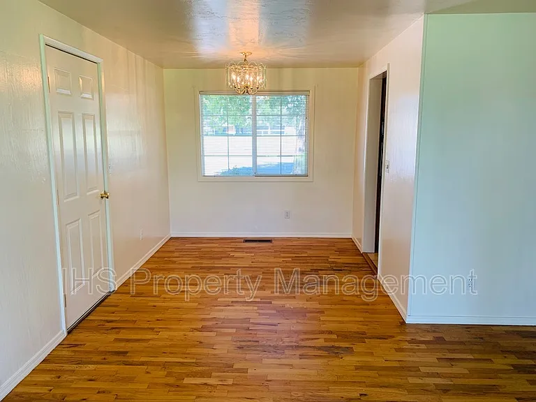 802 N Keller St — Photo 4