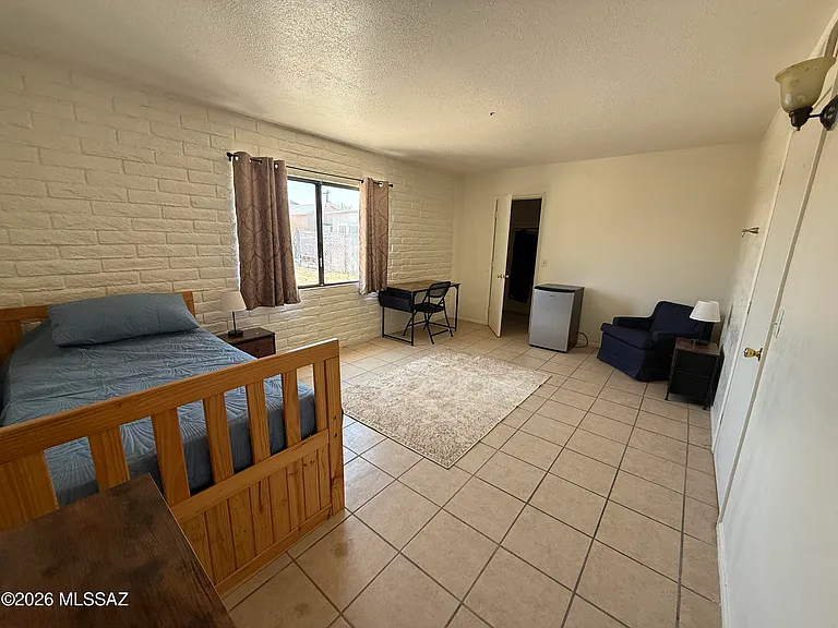 725 W 40th St — Photo 14