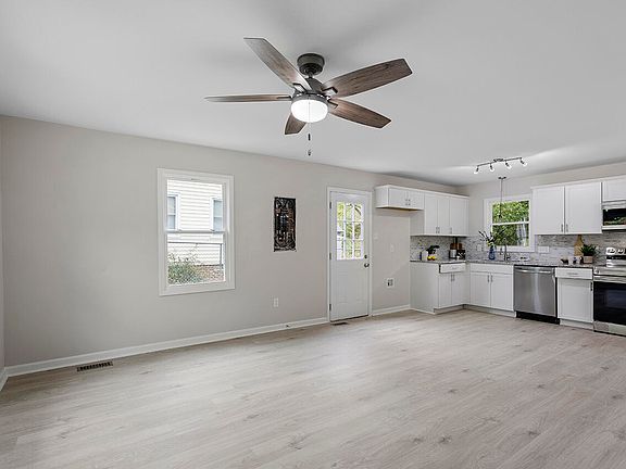 2nd image of 407 Mimosa St