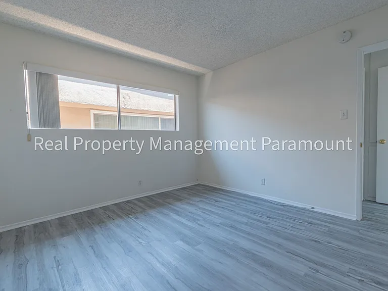 540 W Queen Street — Photo 7