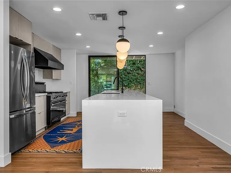 1531 Wellesley Ave — Photo 7