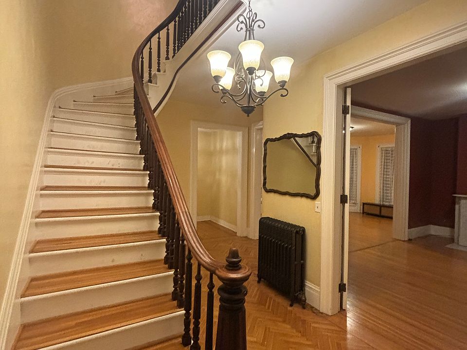 1st image of 122 Cuyler St APT 1