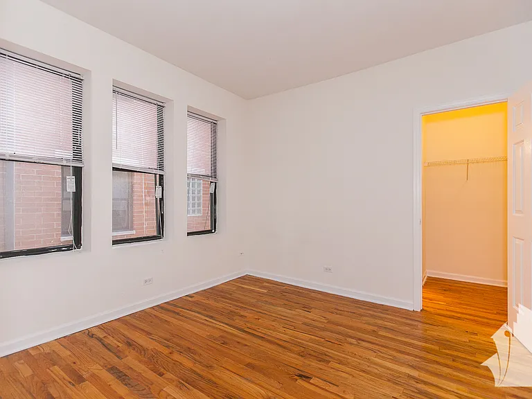 921 W Dakin St #402 — Photo 8