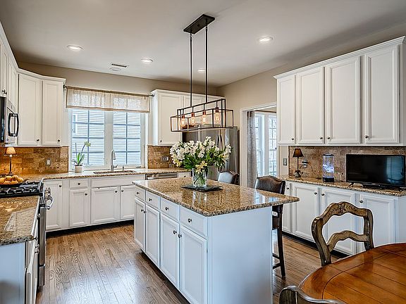 5th image of 518 Emerson Cir