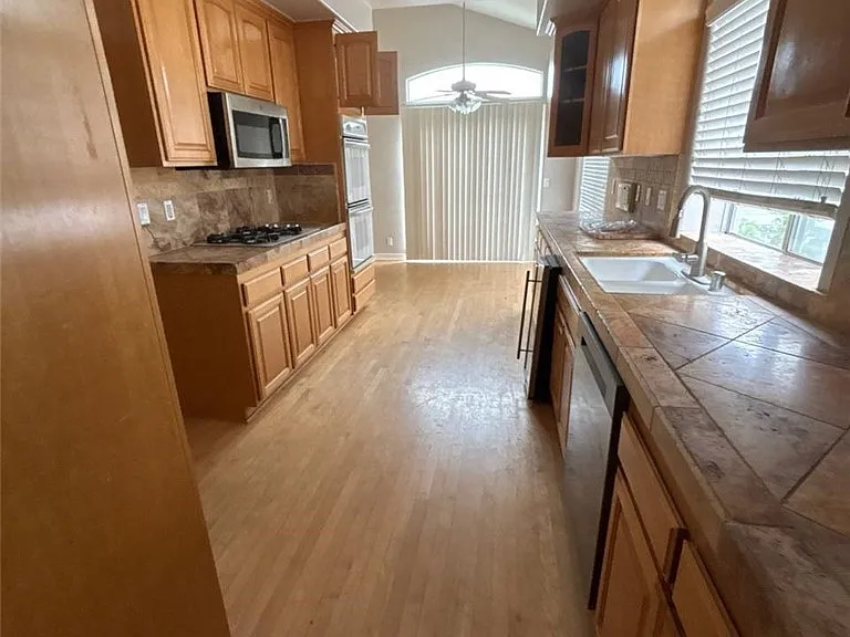 1007 Lilienthal Ln — Photo 7