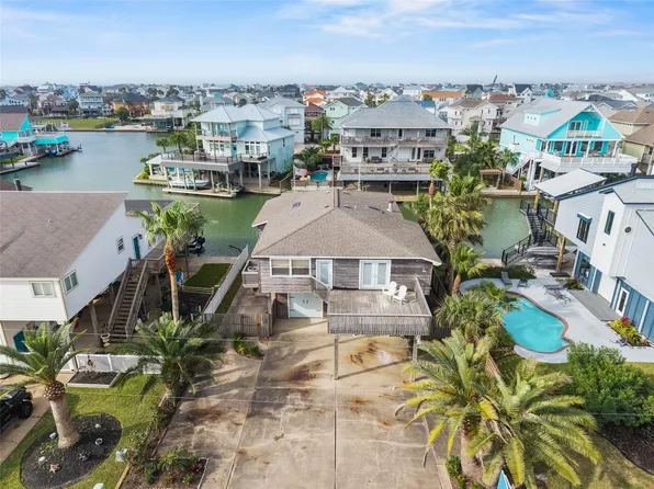 523 Paradise Dr, Tiki Island, TX 77554
