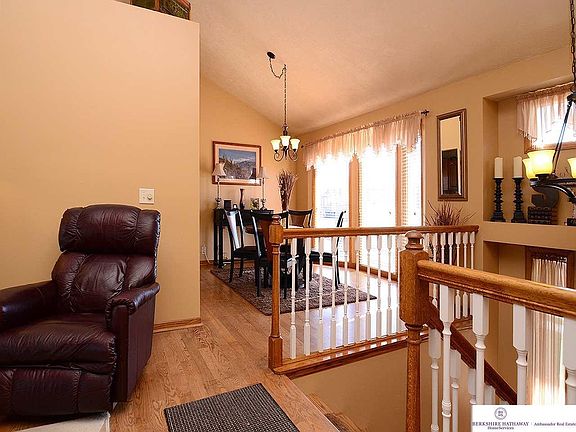 5th image of 204 Oakwood Dr