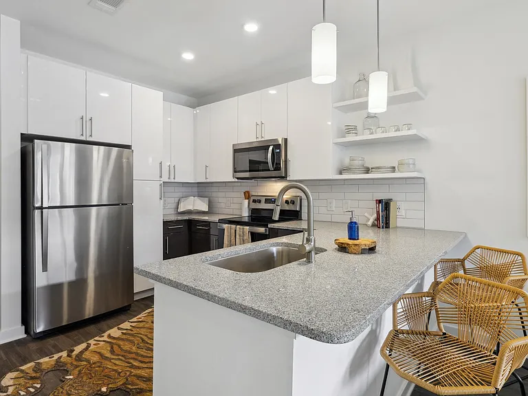 Link Apartments Broad Ave — Photo 10