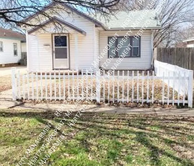 822 N Elm St — Photo 1