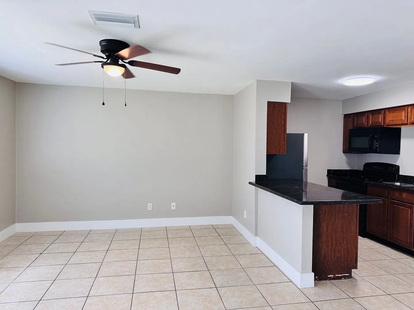 1 Bedroom 1 bath Ground Floor unit. Available for Immediate Move In. — Photo 3