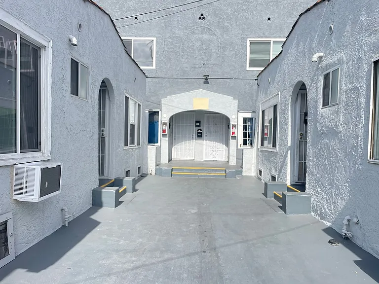1565 S. Hobart Blvd — Photo 3