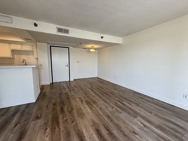 Midvale Towers — Photo 37