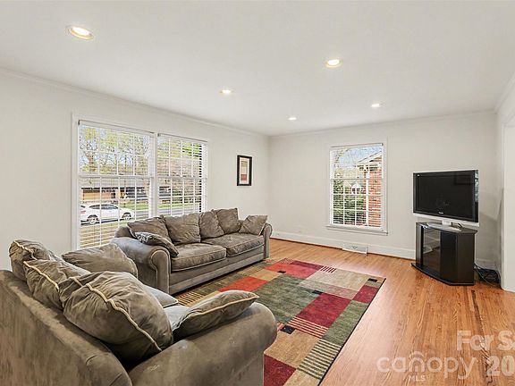 3rd image of 3101 Eastburn Rd