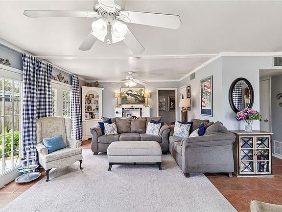 4th image of 2125 Browning Ln