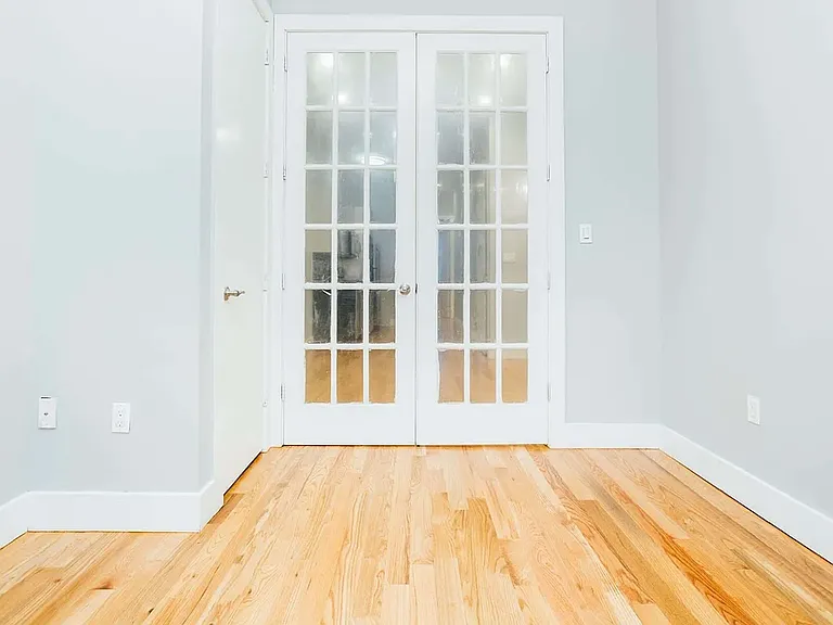 323 Melrose St #1L — Photo 5