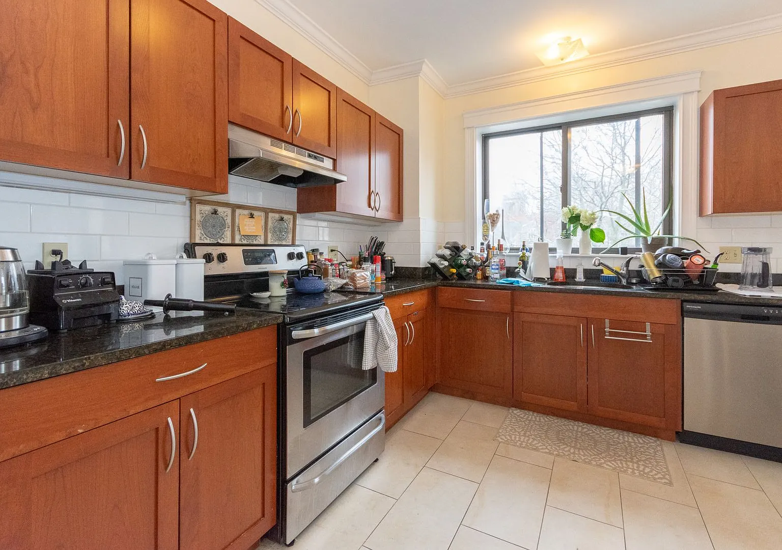 No Broker Fee 4 Bed/2 Bath In Allston With Updated Kitchen ~ Ht/Hw Included — Photo 1