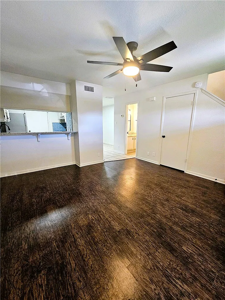 2 bed, 1.5 bath, 1250 sqft, $1,450 — Photo 3