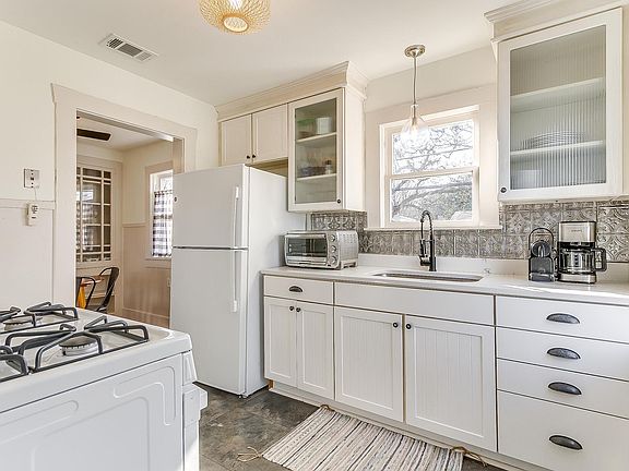 4th image of 1722 Clover Ln #A
