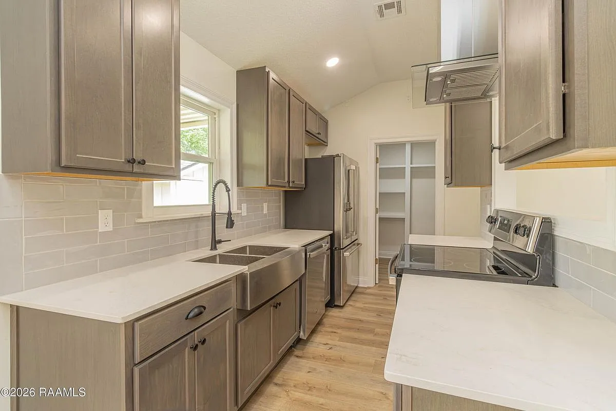 3 bed, 2.0 bath, 1260 sqft, $1,850 — Photo 2