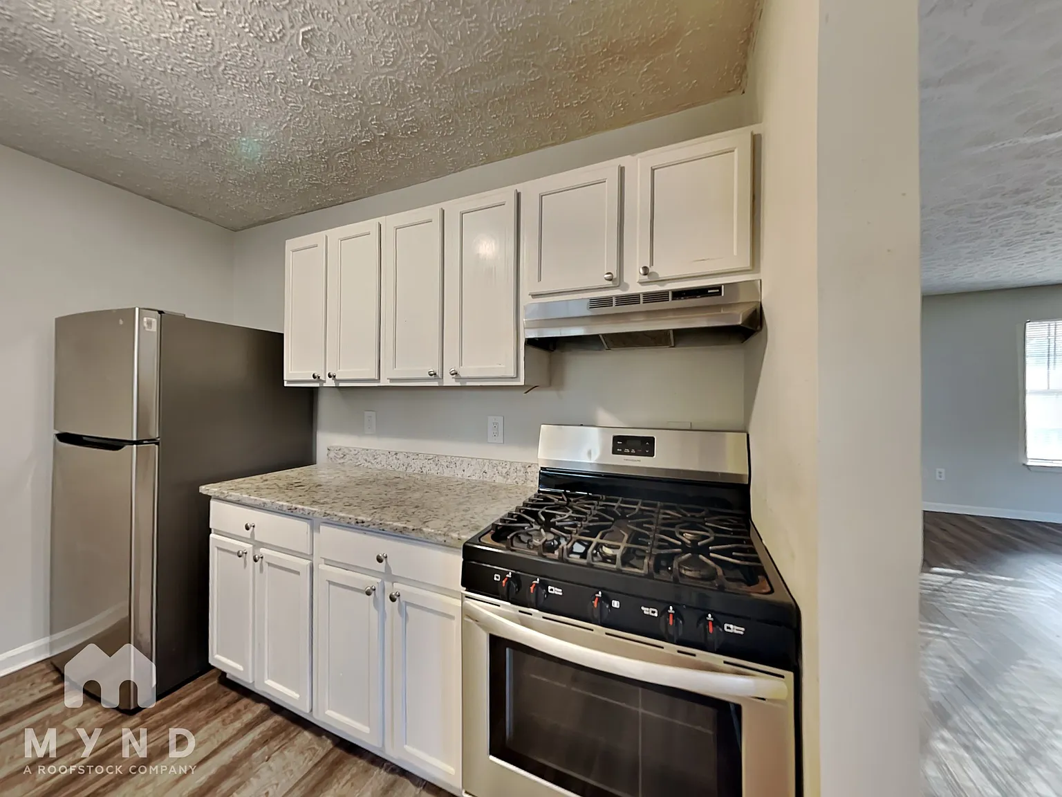 3 bed, 1.0 bath, 1012 sqft, $1,595 — Photo 3