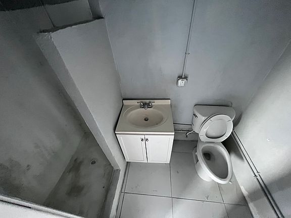 4th image of 354 Rardin Ave #4