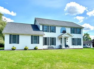 28 Carriage Ln, Grove City, PA