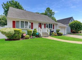 169 Miller Rd, Hicksville, NY 11801