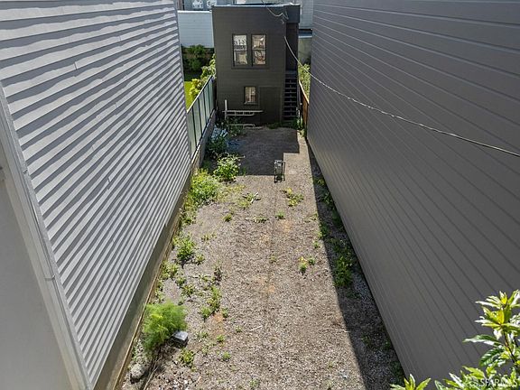 4th image of 23 Brompton Ave