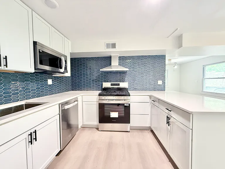 1132 S 33rd St #4 — Photo 5
