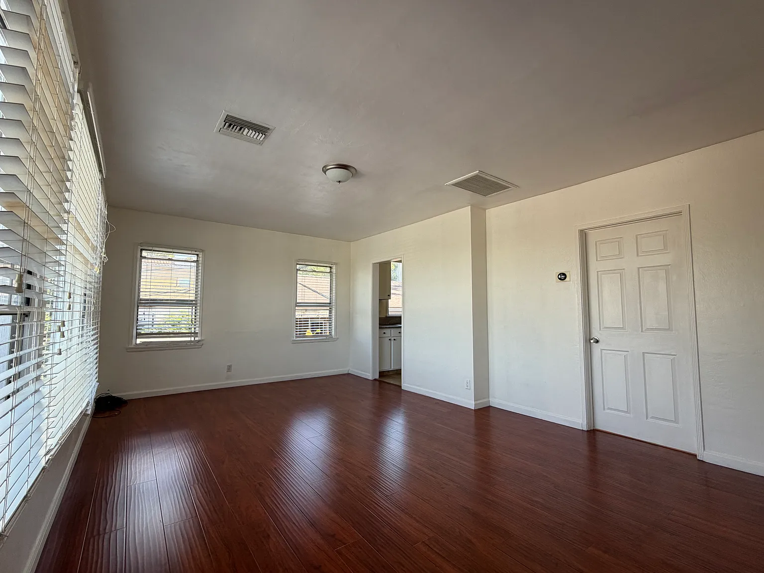 2 bed, 891 sqft, $2,400 — Photo 2