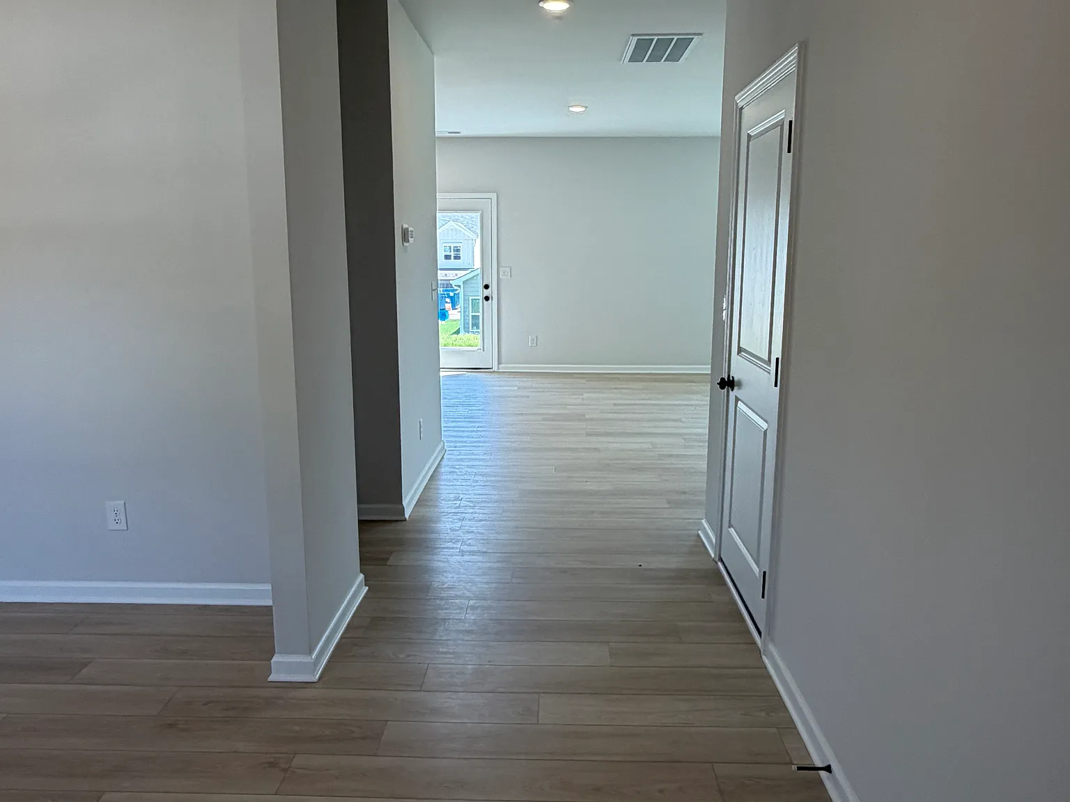 4 bed, 2.5 bath, 2372 sqft, $2,400 — Photo 3