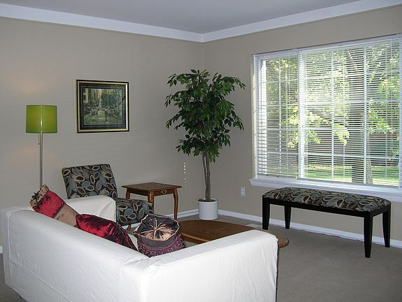 4th image of 485 Fox Hills Dr N #485