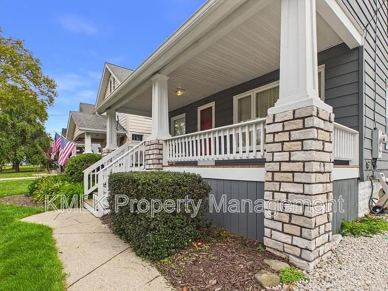 3 bed, 1.0 bath, 1226 sqft, $1,695 — Photo 4